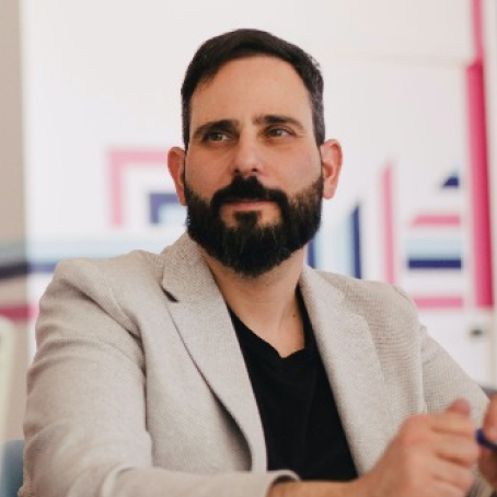 Homem branco de cabelo curto e barba feita